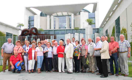 Gruppenfoto vor dem Kanzleramt